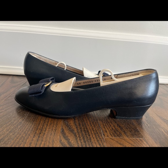 Salvatore Ferragamo Vara Bow Pump - Picture 2 of 5